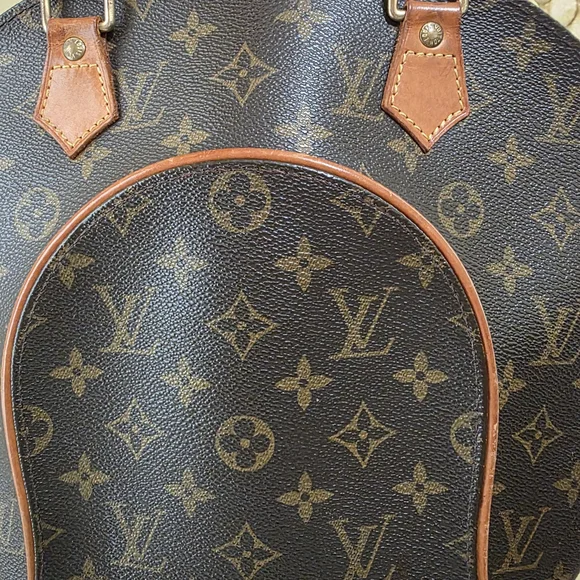 Louis Vuitton Brown Monogram Shoulder Bag with Classic Design - Picture 2 of 12